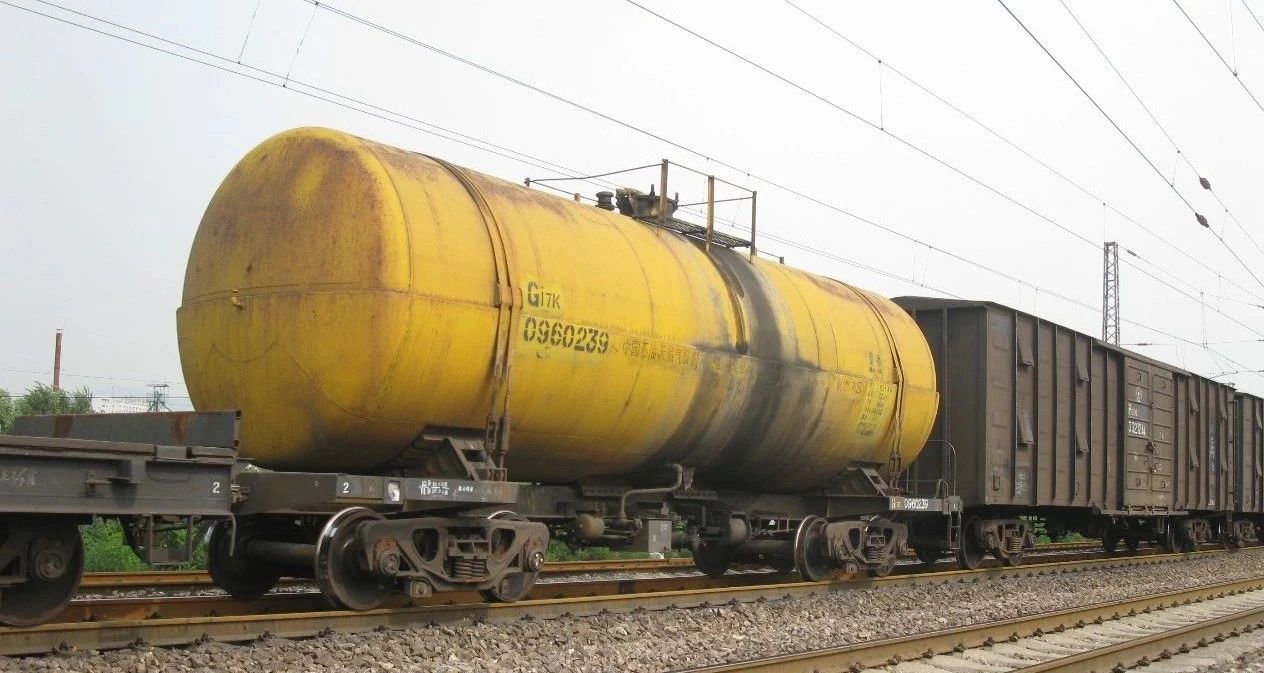 1 / 87 g17k oil tank truck of China Railway Finished freight car Ho ratio Body number random