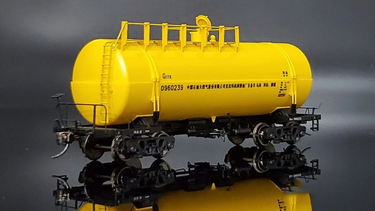 1 / 87 g17k oil tank truck of China Railway Finished freight car Ho ratio Body number random