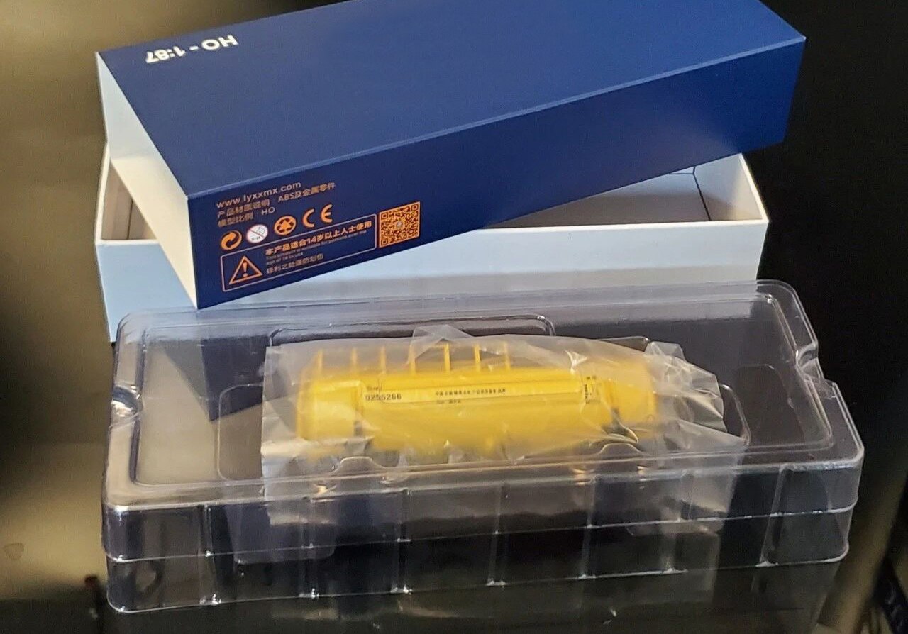 1 / 87 g17k oil tank truck of China Railway Finished freight car Ho ratio Body number random