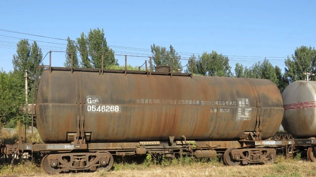 1 / 87 g17k oil tank truck of China Railway Finished freight car Ho ratio Body number random