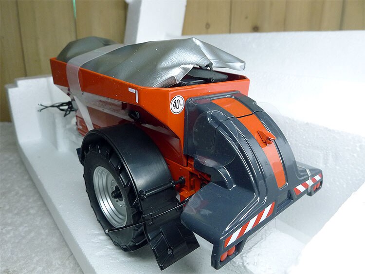 1: 32 100.1 model of fertilizer transportation tug Agricultural machinery model Alloy collection model 1: 32 100.1 model of fertilizer transportation tug Agricultural machinery model Alloy collection model