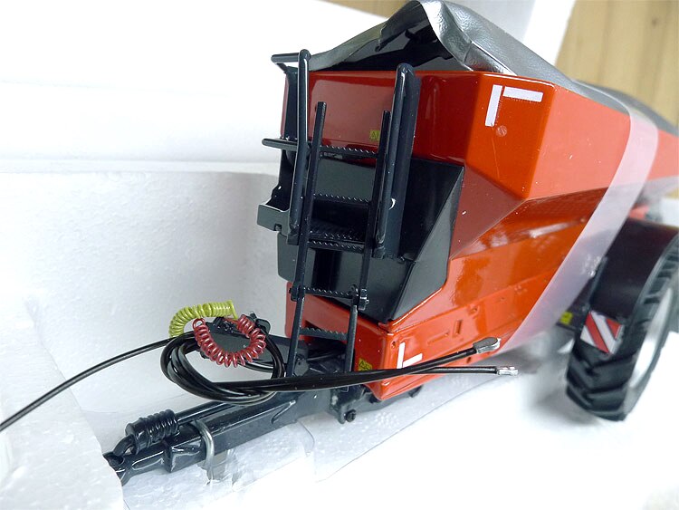 1: 32 100.1 model of fertilizer transportation tug Agricultural machinery model Alloy collection model 1: 32 100.1 model of fertilizer transportation tug Agricultural machinery model Alloy collection model