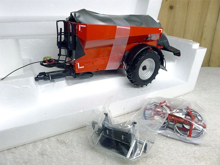 1: 32 100.1 model of fertilizer transportation tug Agricultural machinery model Alloy collection model 1: 32 100.1 model of fertilizer transportation tug Agricultural machinery model Alloy collection model
