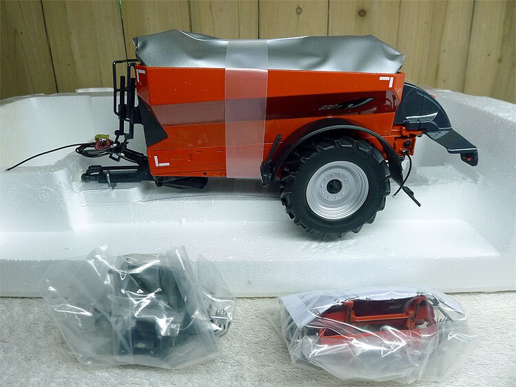 1: 32 100.1 model of fertilizer transportation tug Agricultural machinery model Alloy collection model 1: 32 100.1 model of fertilizer transportation tug Agricultural machinery model Alloy collection model