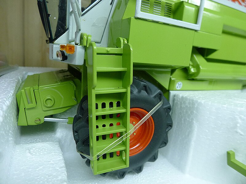 Fine1:32 169 Dominator 88 Combine model Six rounds Alloy agricultural vehicle model