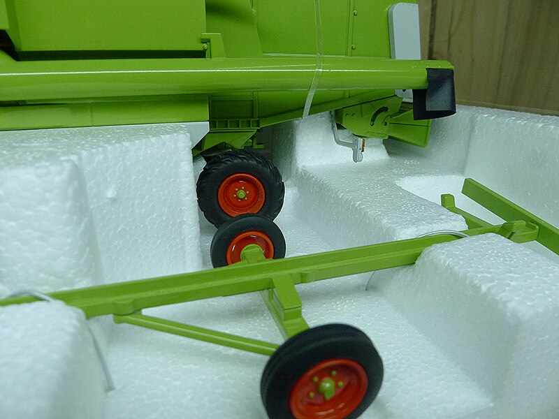 Fine1:32 169 Dominator 88 Combine model Six rounds Alloy agricultural vehicle model