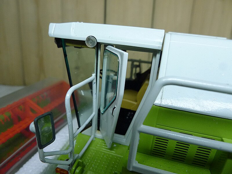 Fine1:32 169 Dominator 88 Combine model Six rounds Alloy agricultural vehicle model