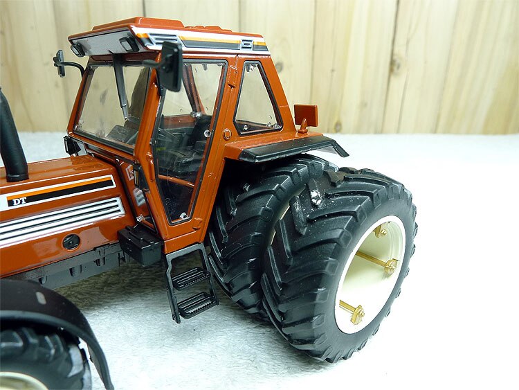1: 32 N100-90 Tractor Model Six rounds Alloy agricultural vehicle model 1: 32 N100-90 Tractor Model Six rounds Alloy agricultural vehicle model