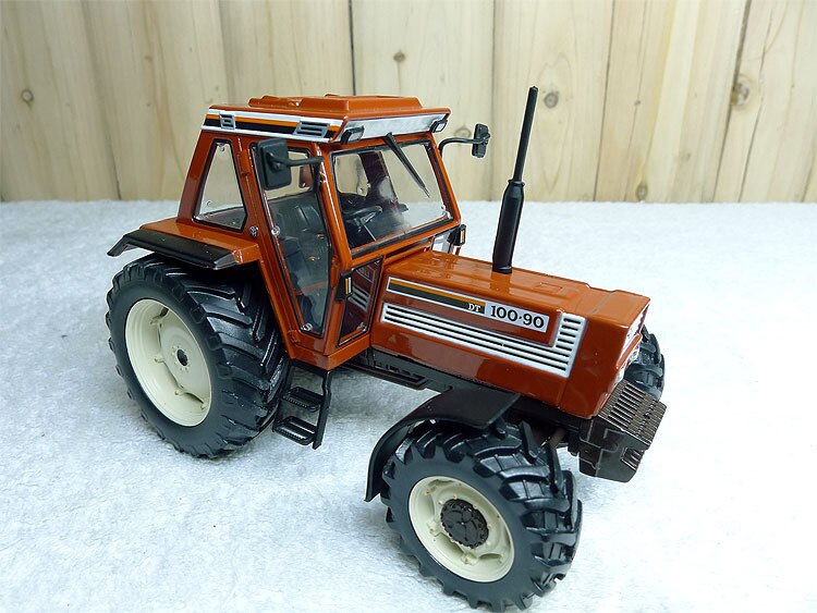 1: 32 N100-90 Tractor Model Six rounds Alloy agricultural vehicle model 1: 32 N100-90 Tractor Model Six rounds Alloy agricultural vehicle model