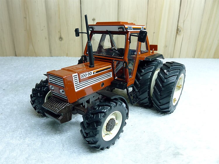 1: 32 N100-90 Tractor Model Six rounds Alloy agricultural vehicle model 1: 32 N100-90 Tractor Model Six rounds Alloy agricultural vehicle model