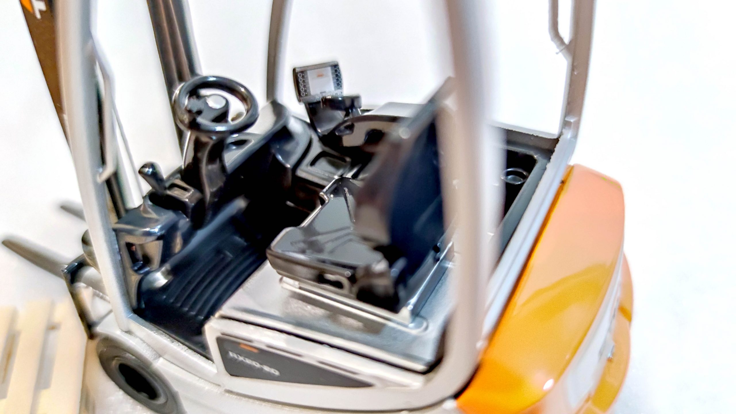 Special 1:25 forklift rx20-20 German alloy forklift truck model With wooden pallet The bottom bin can be opened