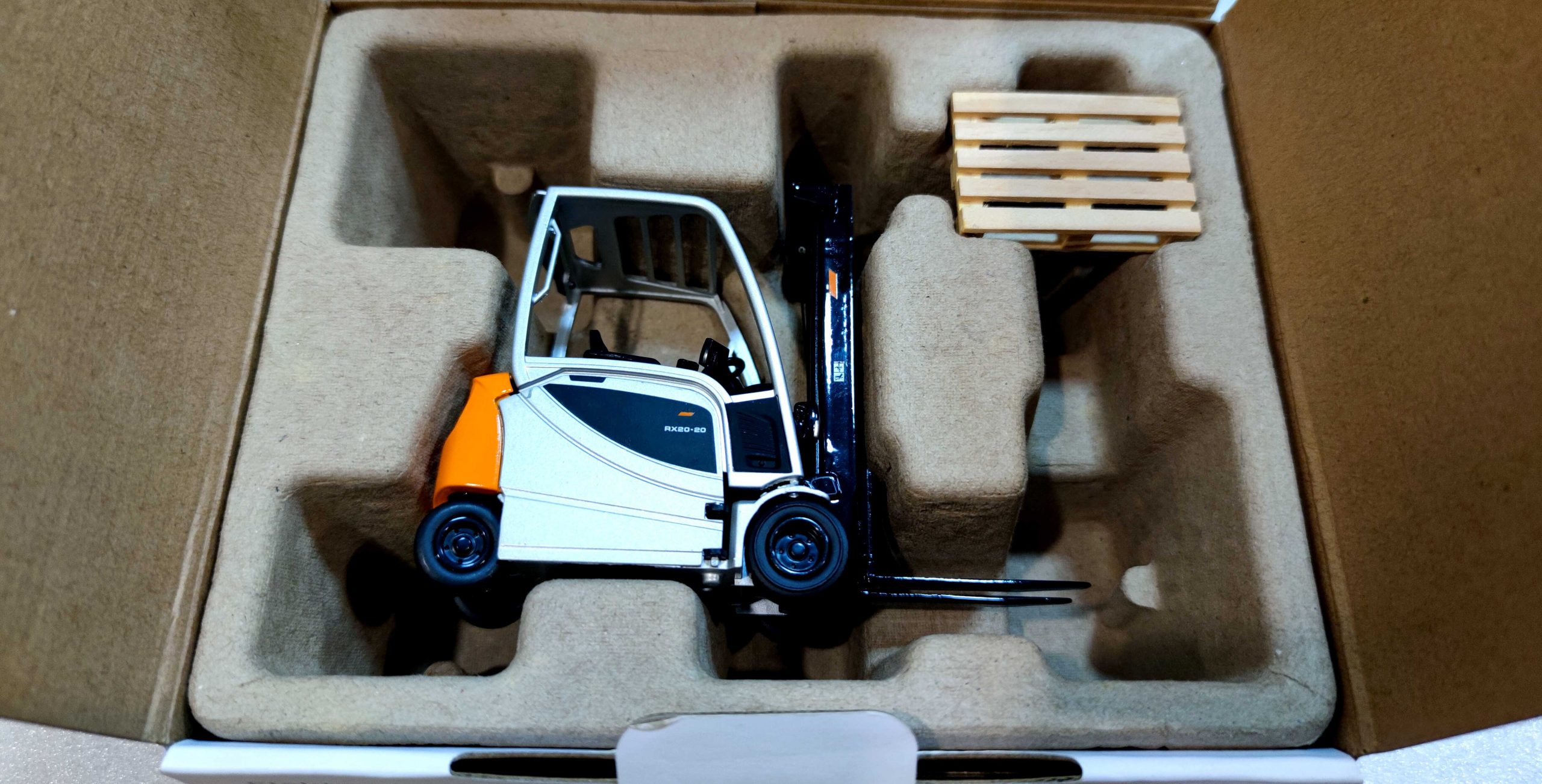 Special 1:25 forklift rx20-20 German alloy forklift truck model With wooden pallet The bottom bin can be opened