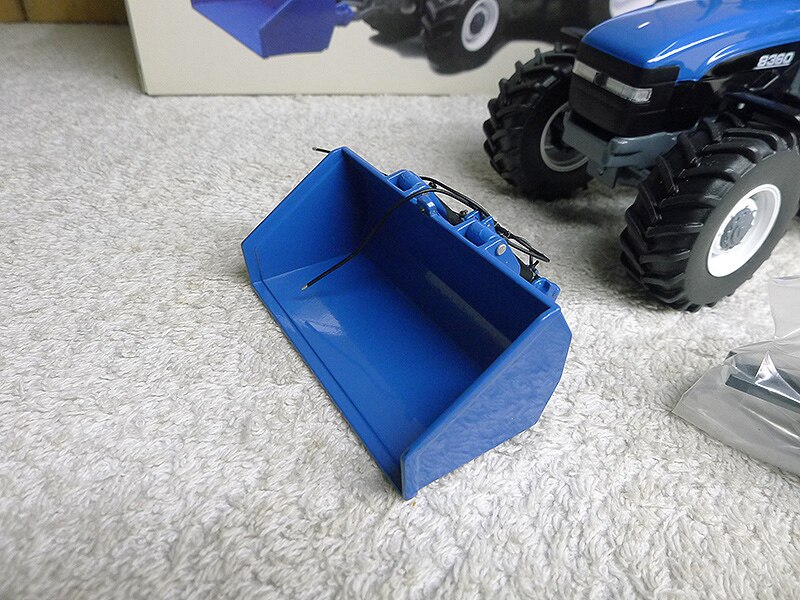 1:32 Tractor model of 8360 metal shovel engineering vehicle Alloy construction machinery model 1:32 Tractor model of 8360 metal shovel engineering vehicle Alloy construction machinery model
