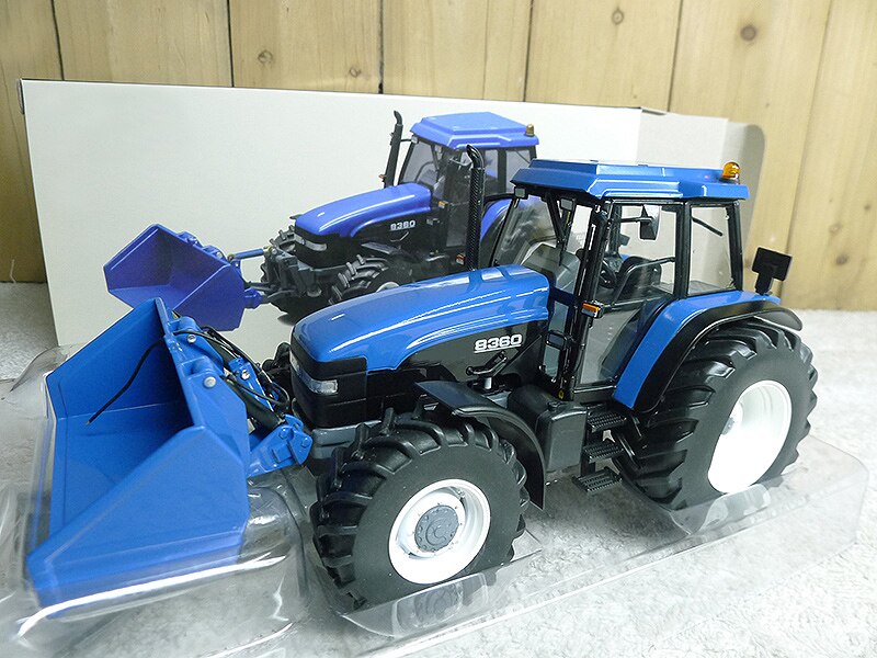 1:32 Tractor model of 8360 metal shovel engineering vehicle Alloy construction machinery model 1:32 Tractor model of 8360 metal shovel engineering vehicle Alloy construction machinery model