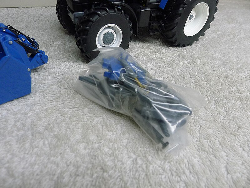 1:32 Tractor model of 8360 metal shovel engineering vehicle Alloy construction machinery model 1:32 Tractor model of 8360 metal shovel engineering vehicle Alloy construction machinery model