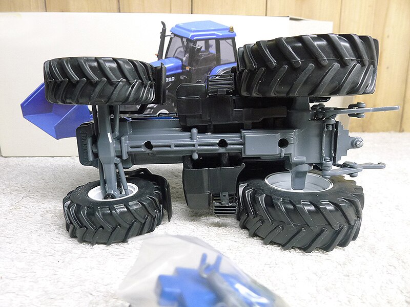 1:32 Tractor model of 8360 metal shovel engineering vehicle Alloy construction machinery model 1:32 Tractor model of 8360 metal shovel engineering vehicle Alloy construction machinery model