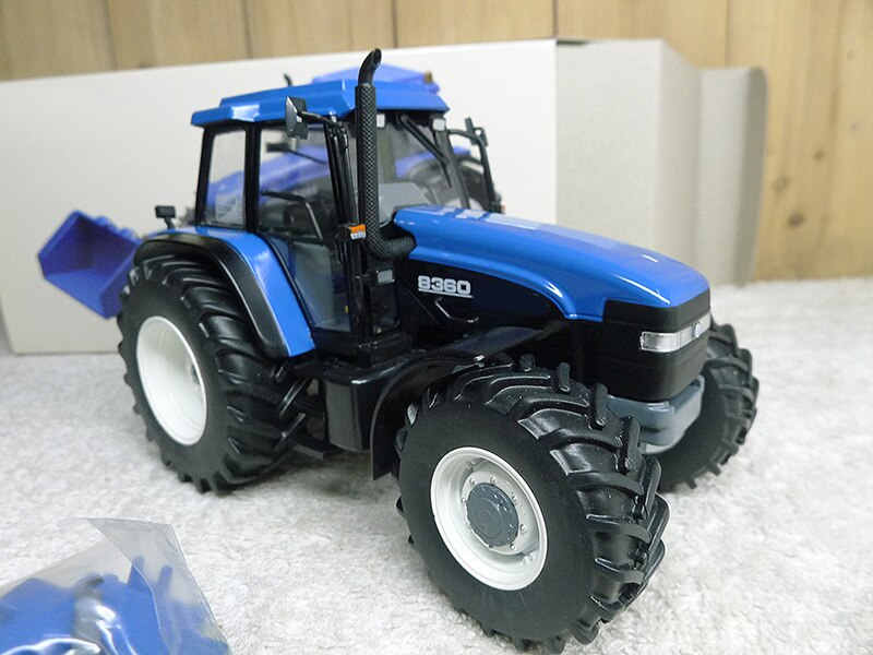 1:32 Tractor model of 8360 metal shovel engineering vehicle Alloy construction machinery model 1:32 Tractor model of 8360 metal shovel engineering vehicle Alloy construction machinery model