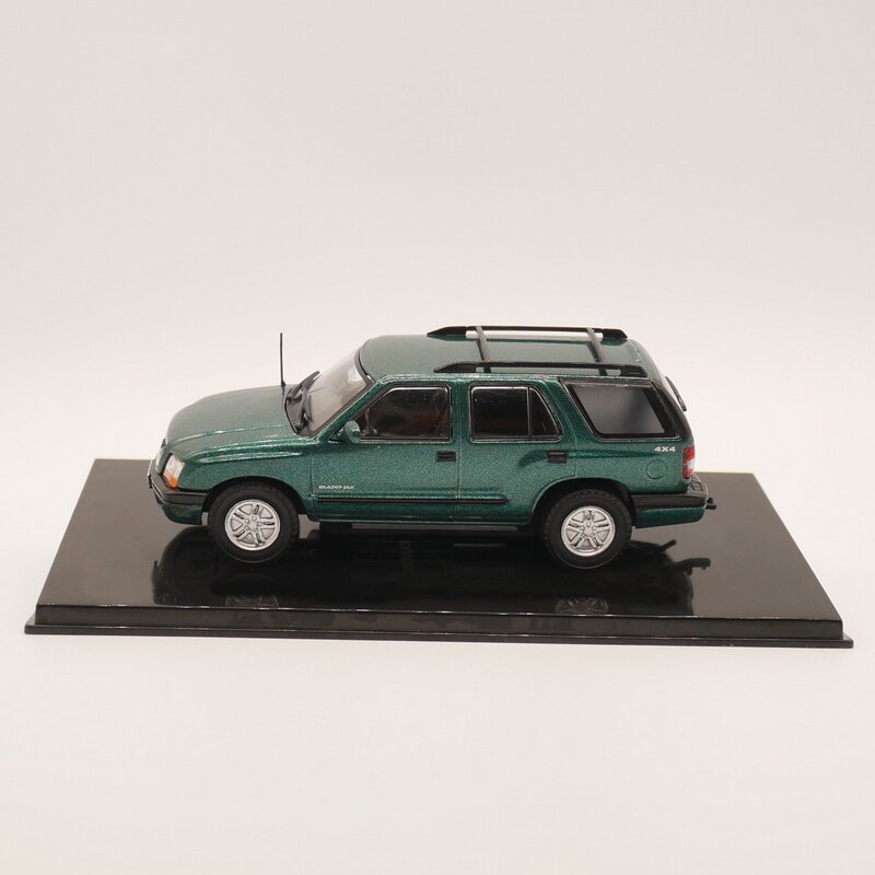 1: 43 American 2002 off-road vehicle model SUV Alloy collection model 1: 43 American 2002 off-road vehicle model SUV Alloy collection model