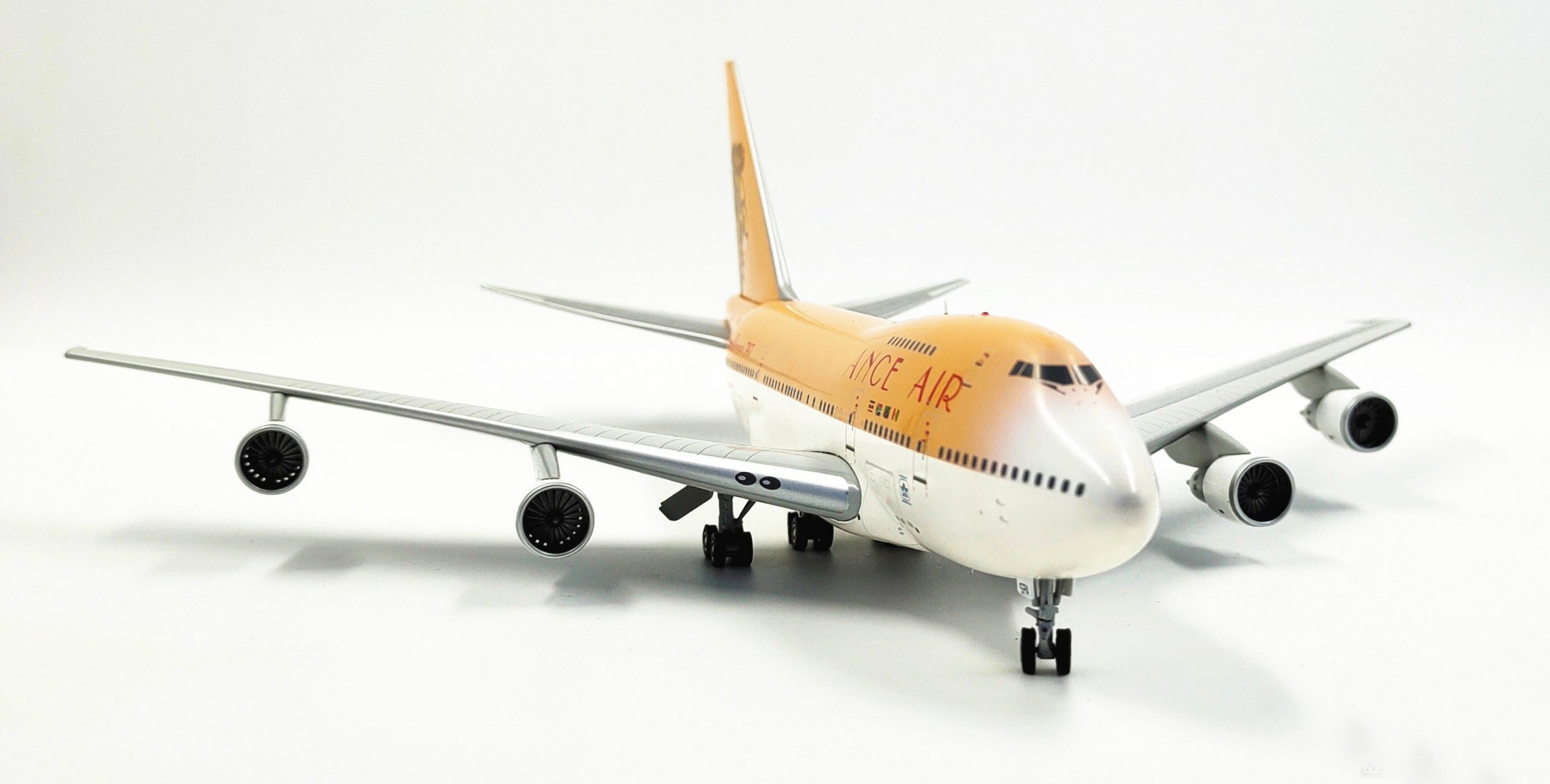Out of print fine1:200 Model zs-spa of 747SP alloy airliner Alloy collection model Perfect texture
