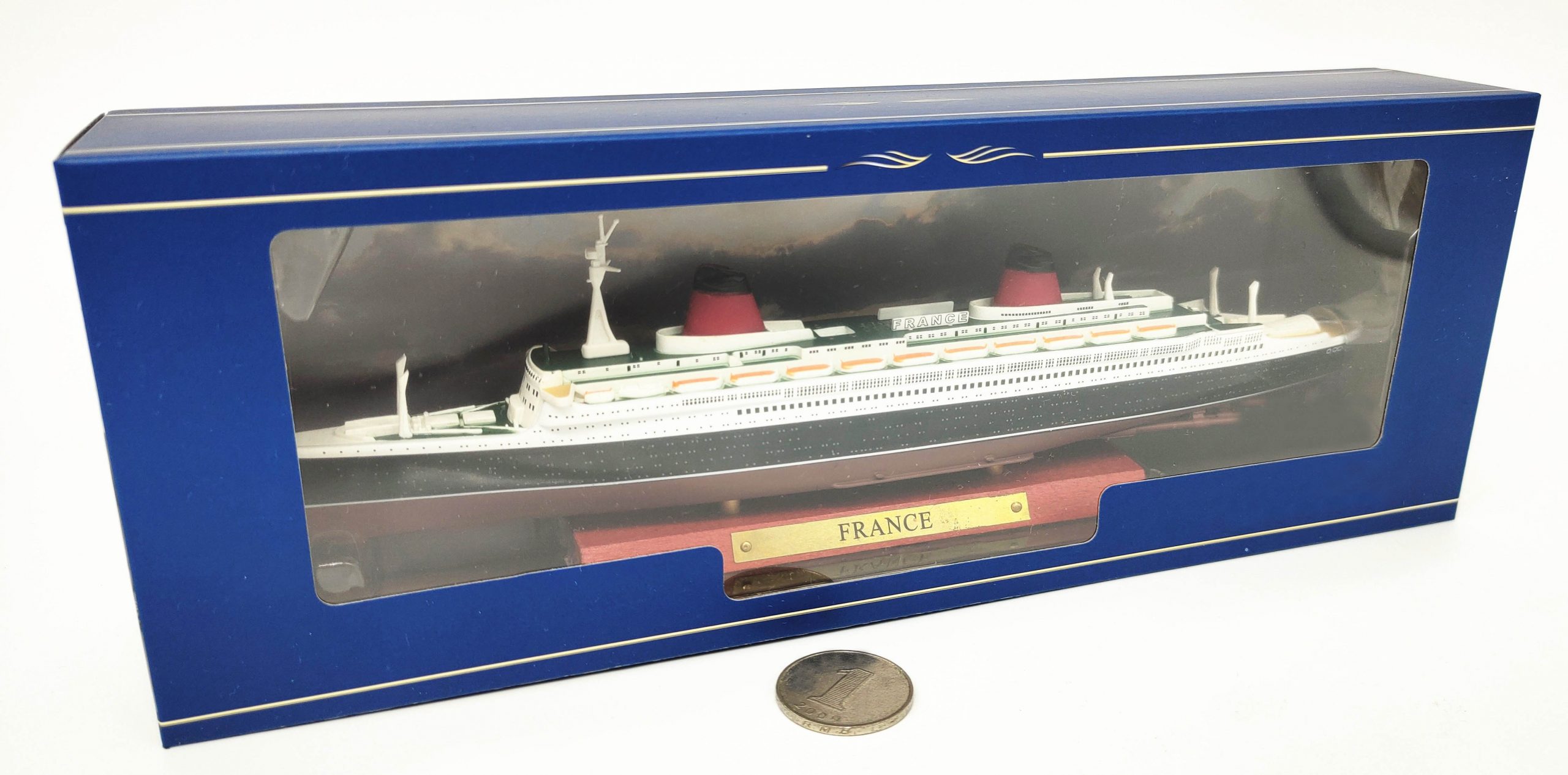 1:1250 The French luxury liner Alloy hull Colored finished model ornament