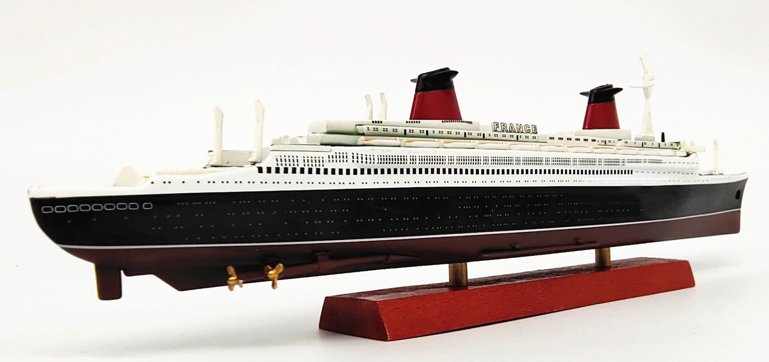 1:1250 The French luxury liner Alloy hull Colored finished model ornament