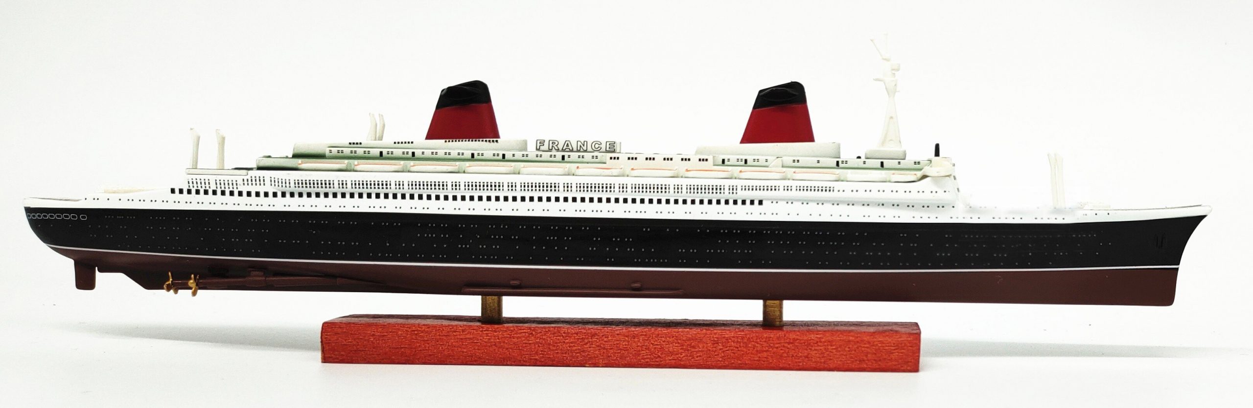 1:1250 The French luxury liner Alloy hull Colored finished model ornament