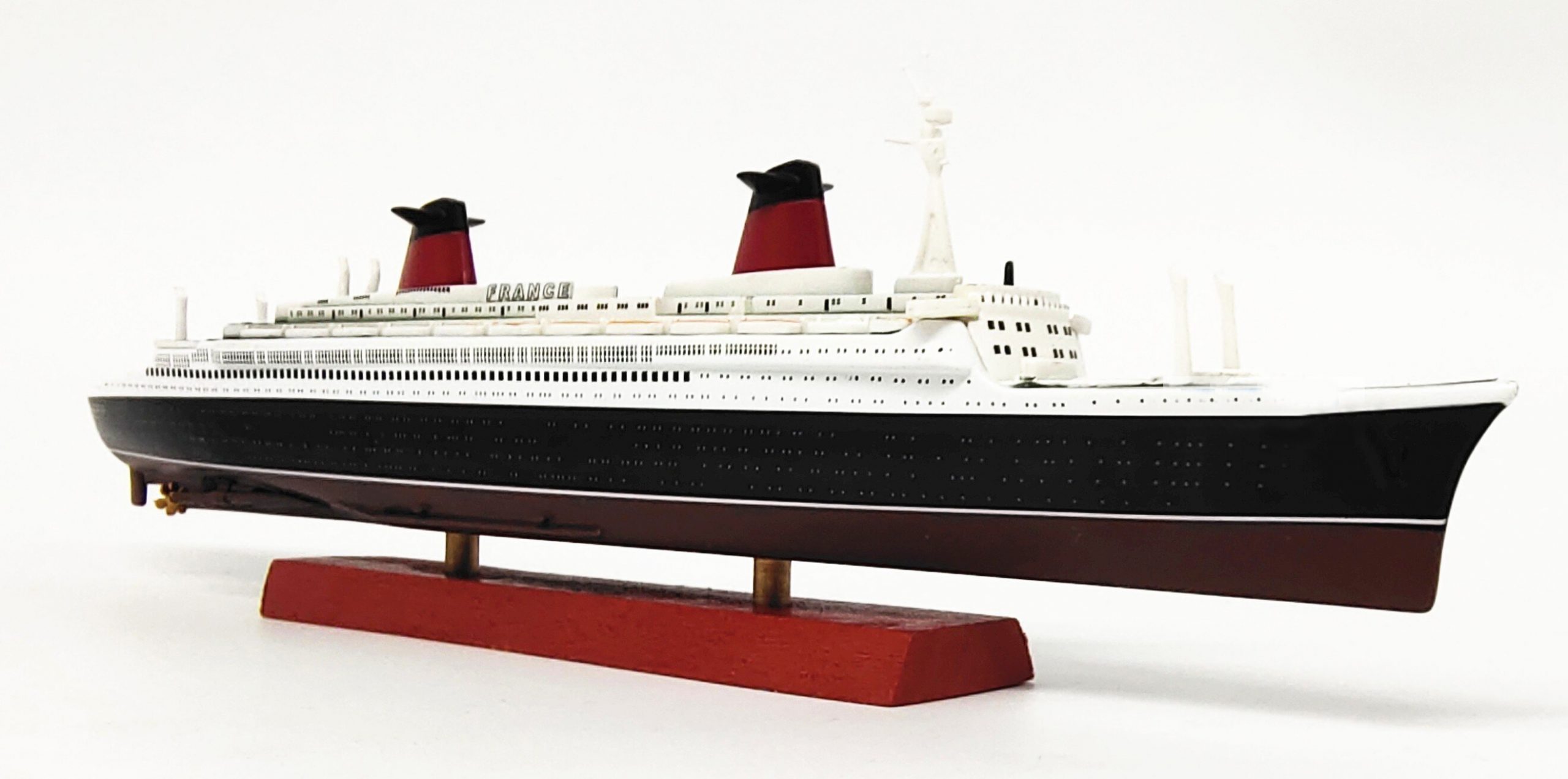 1:1250 The French luxury liner Alloy hull Colored finished model ornament