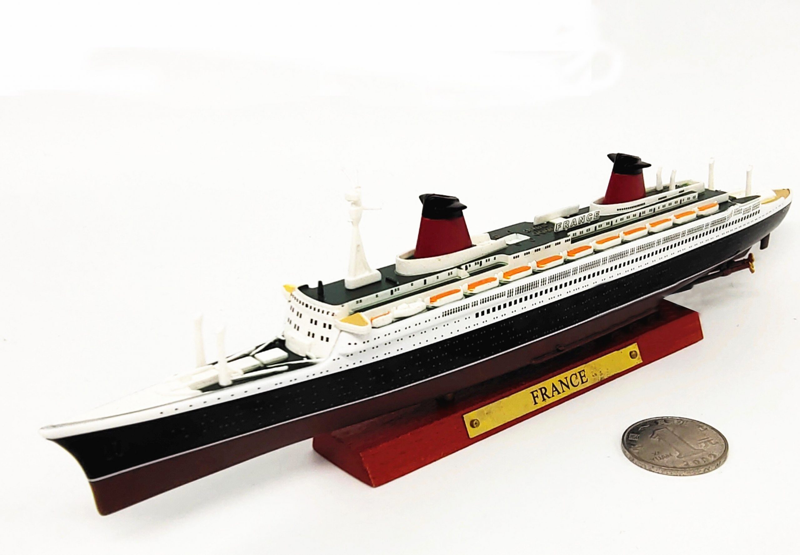 1:1250 The French luxury liner Alloy hull Colored finished model ornament