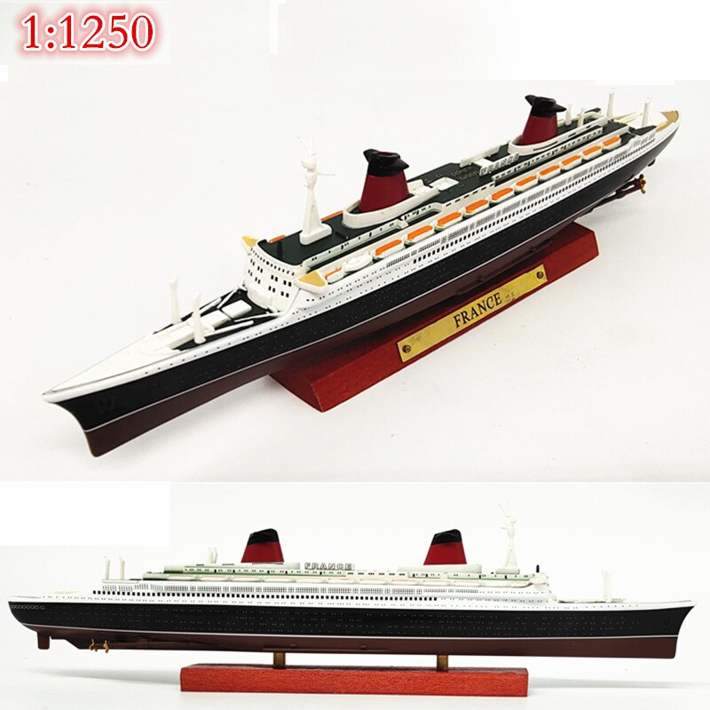 1:1250 The French luxury liner Alloy hull Colored finished model ornament