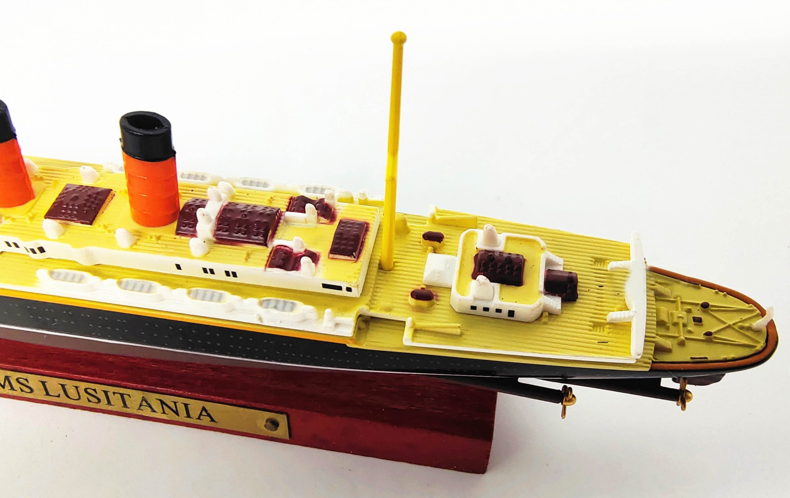 1:1250 Lusitania Luxury mail Alloy passenger ship model Finished ornaments in coloring