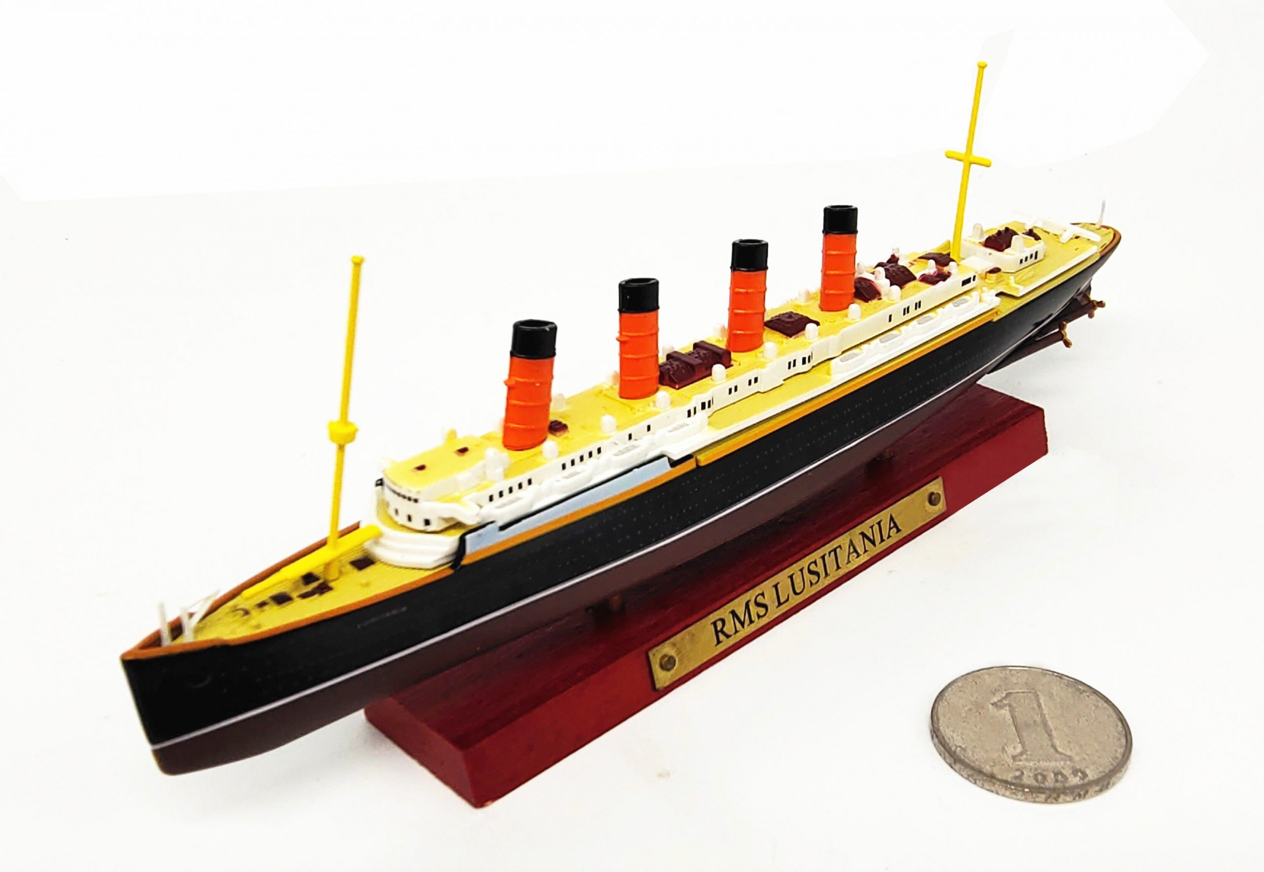 1:1250 Lusitania Luxury mail Alloy passenger ship model Finished ornaments in coloring