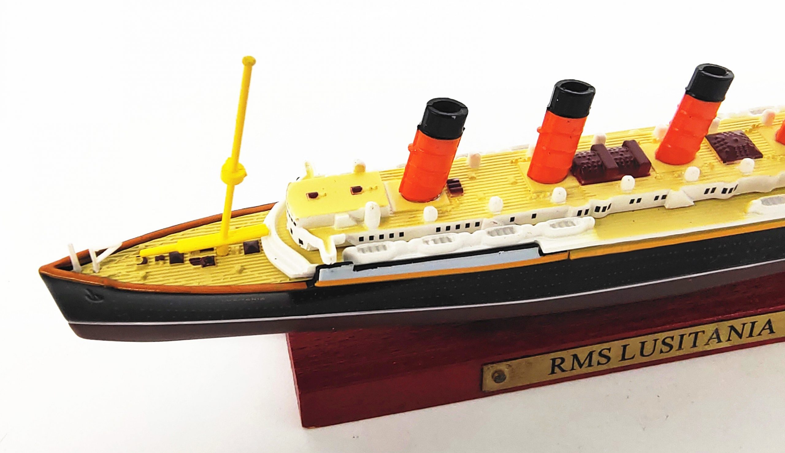 1:1250 Lusitania Luxury mail Alloy passenger ship model Finished ornaments in coloring