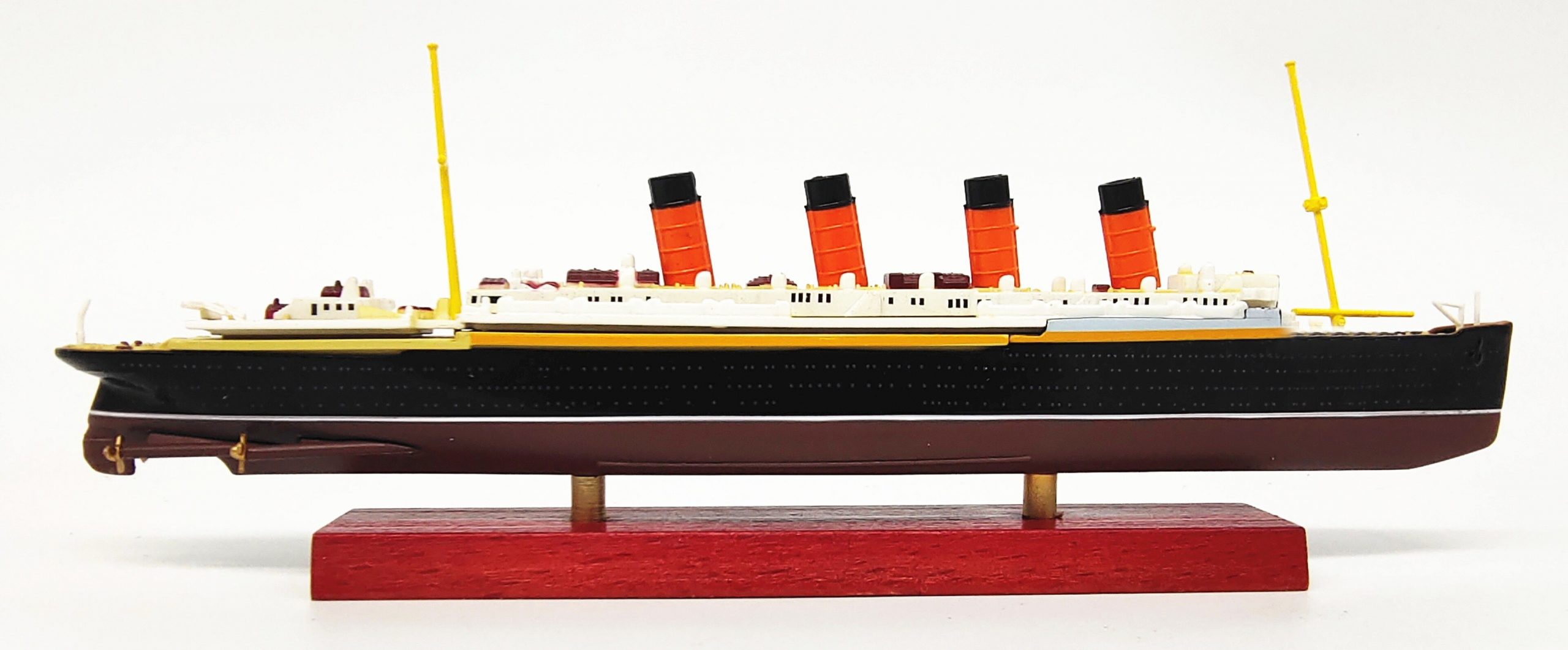 1:1250 Lusitania Luxury mail Alloy passenger ship model Finished ornaments in coloring