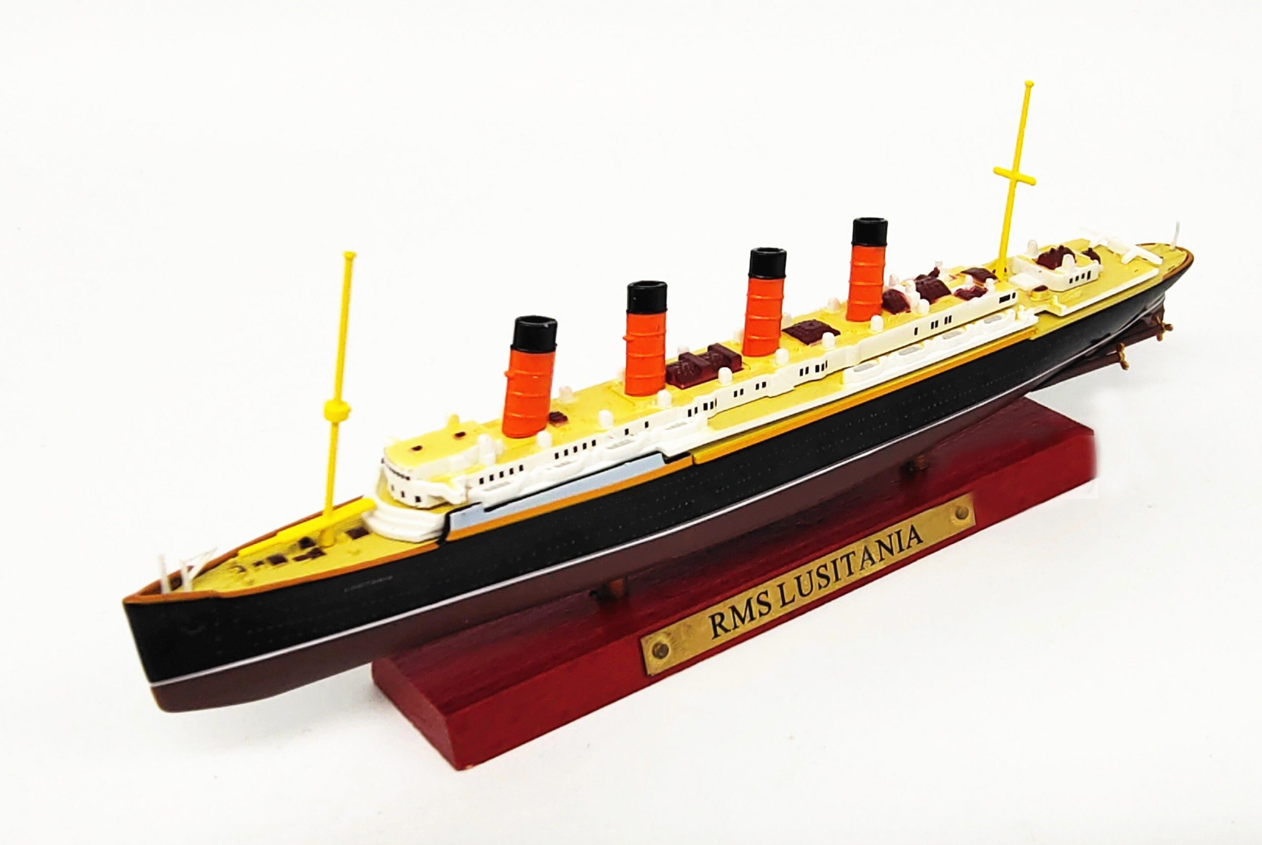 1:1250 Lusitania Luxury mail Alloy passenger ship model Finished ornaments in coloring