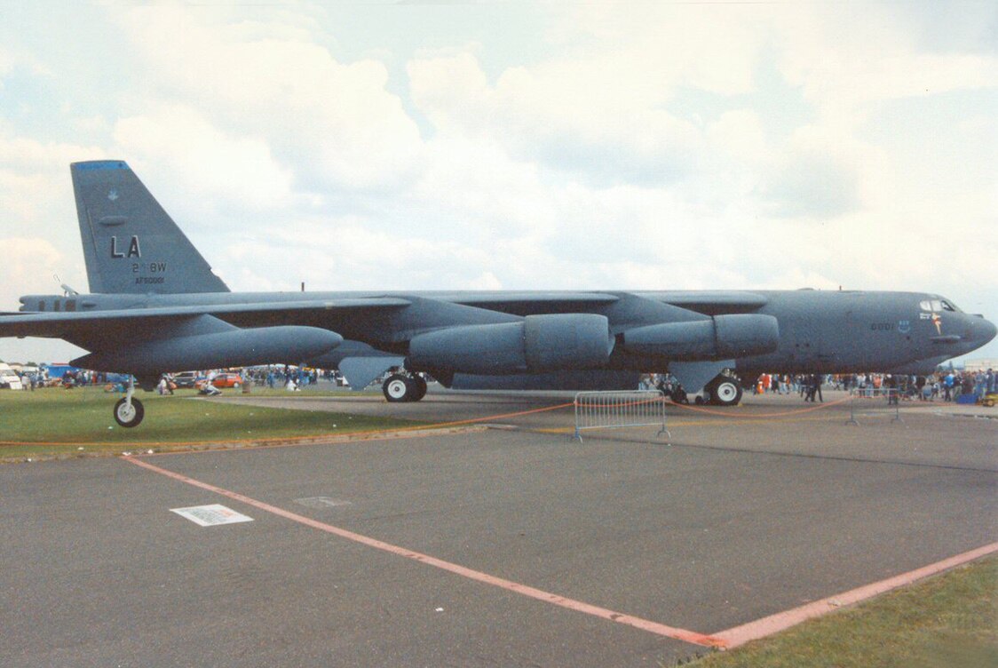 1: 200 US b-52h long range strategic bomber Semi alloy simulated finished trim of aircraft model