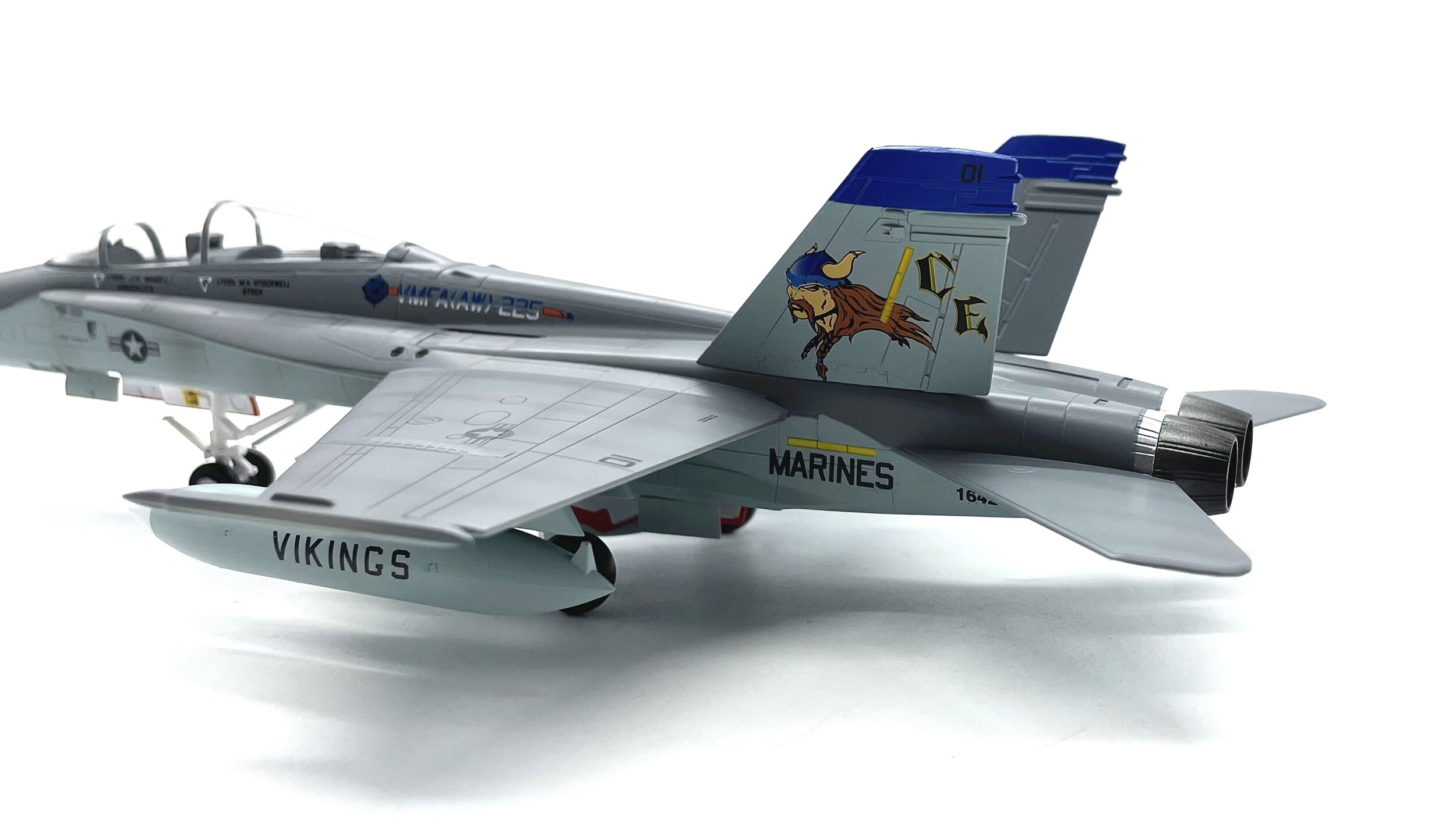 1: 72 U.S. f / a-18d fighter model Finished simulation ornament Trumpeter 37119