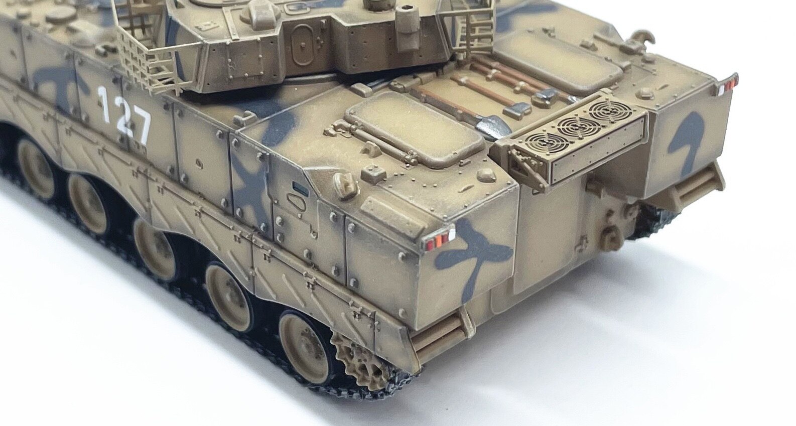 Fine finished products 1: 72 Chinese 04A infantry combat vehicle armored vehicle model Camo Sand Collection model