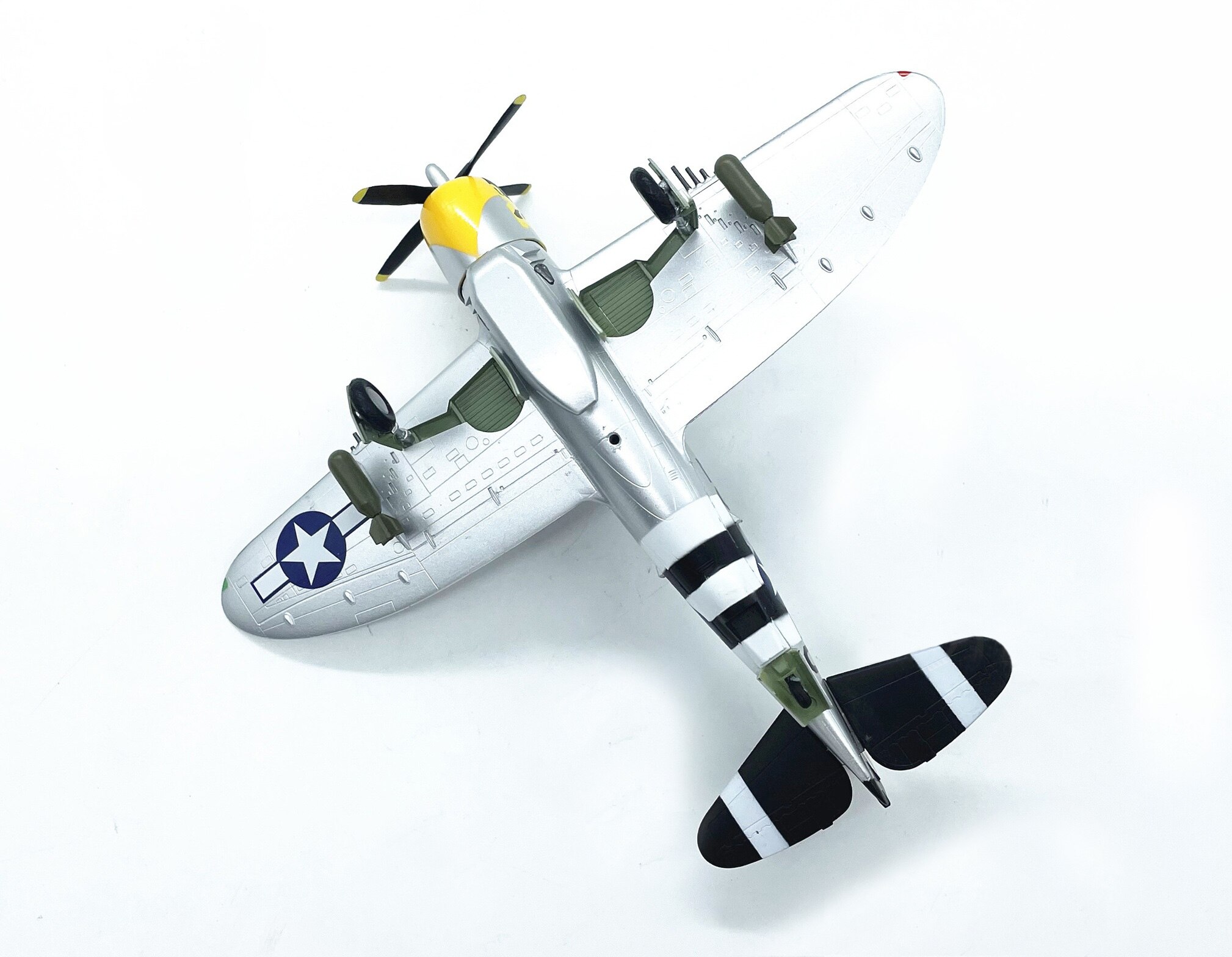 1: 72 World War II US P47 fighter Finished plastic simulation ornaments Collection model 37287 1: 72 World War II US P47 fighter Finished plastic simulation ornaments Collection model 37287