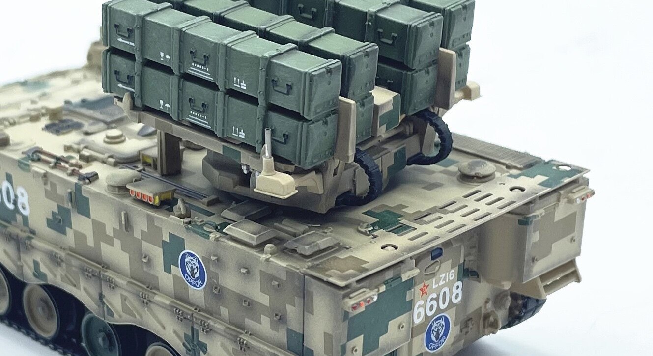 1: 72 China hj-10 anti tank missile launcher Armored car Desert Digital Camouflage Finished product model Number random