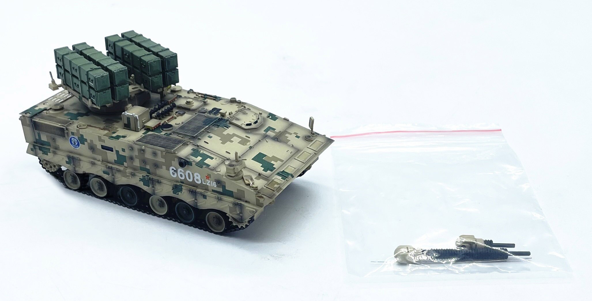 1: 72 China hj-10 anti tank missile launcher Armored car Desert Digital Camouflage Finished product model Number random