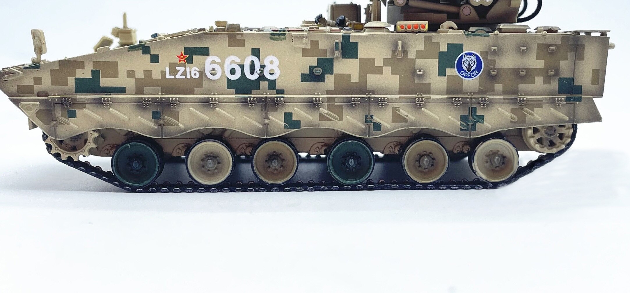 1: 72 China hj-10 anti tank missile launcher Armored car Desert Digital Camouflage Finished product model Number random