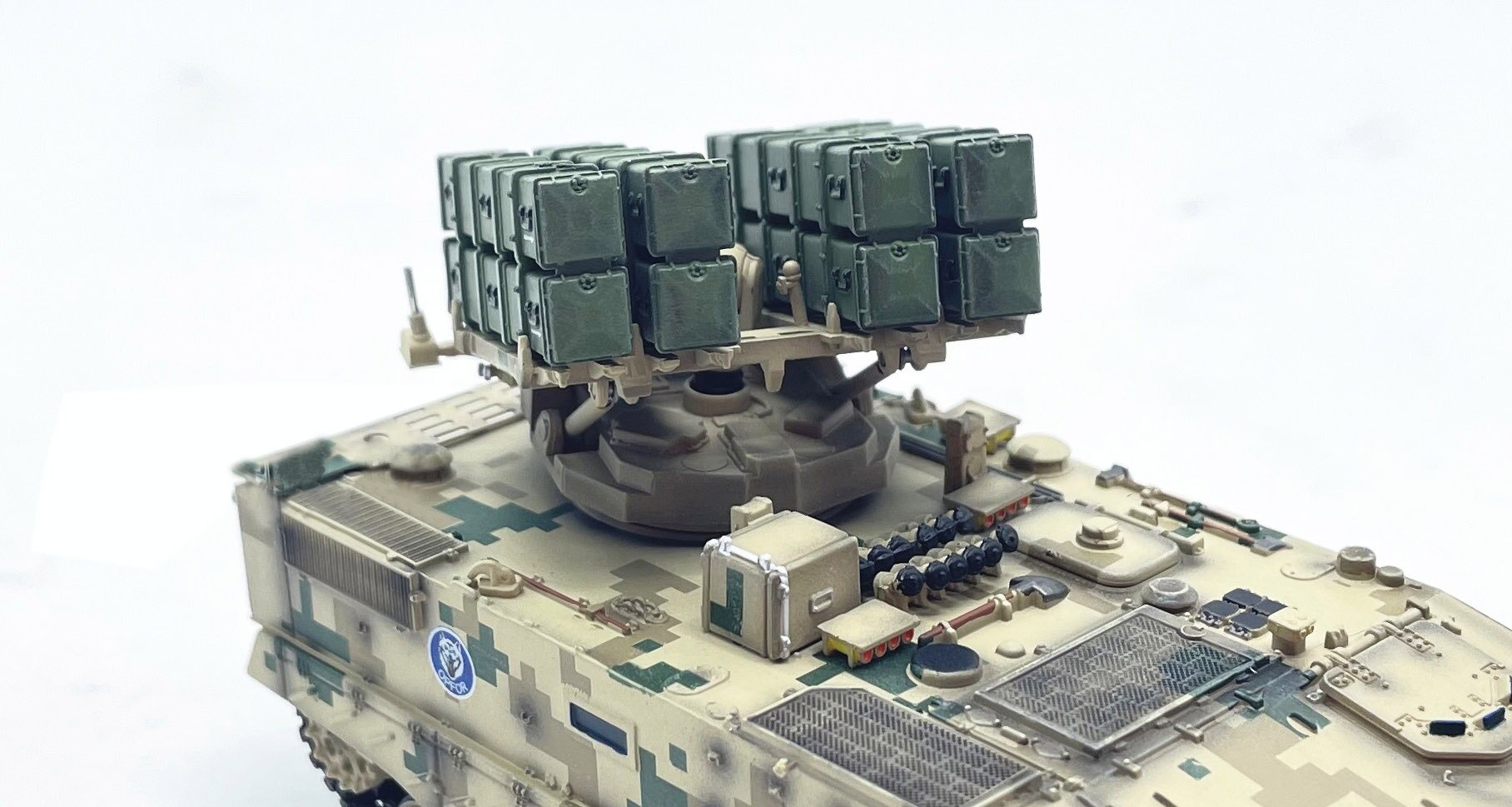 1: 72 China hj-10 anti tank missile launcher Armored car Desert Digital Camouflage Finished product model Number random