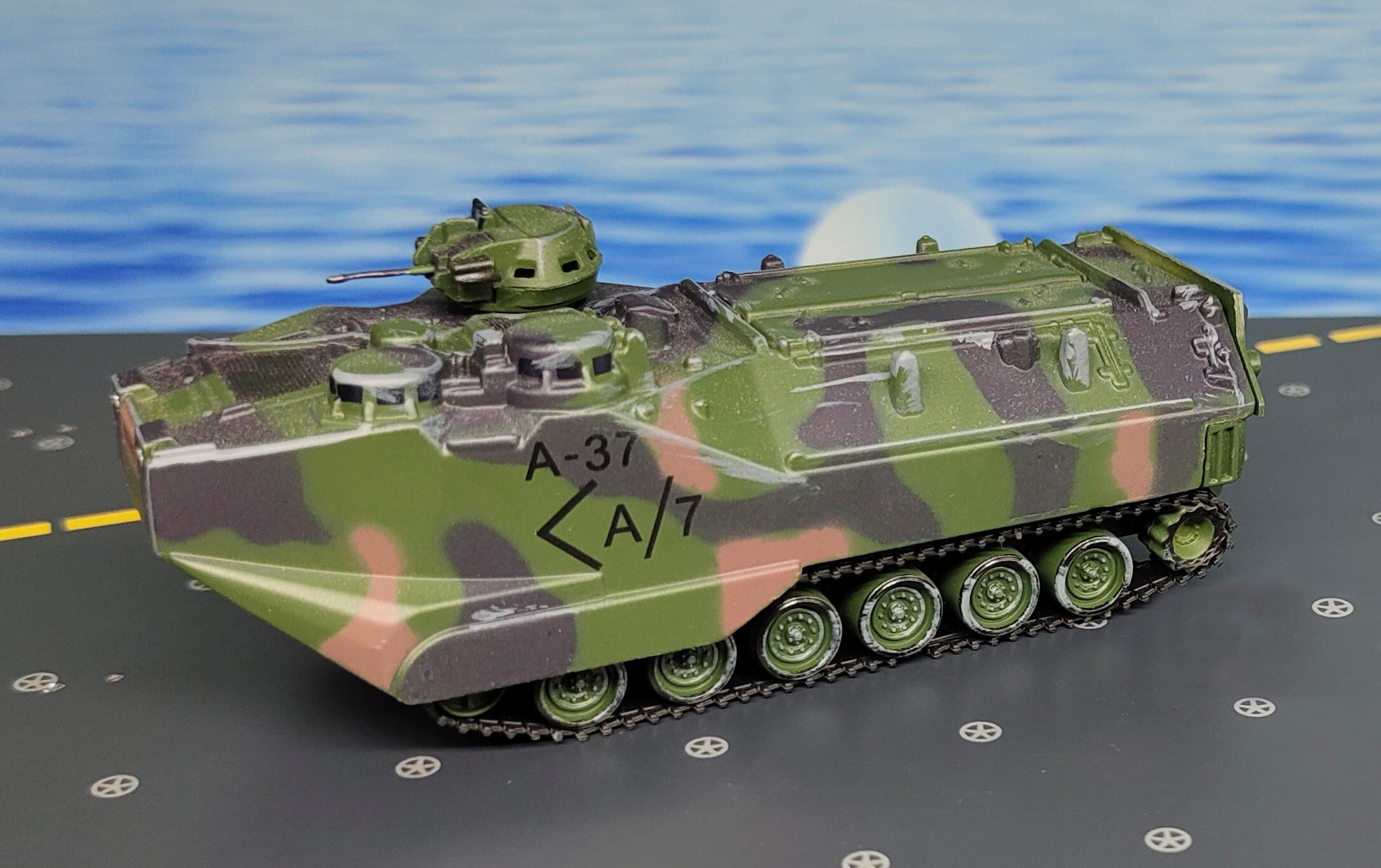 1:72 Aav-7a1 amphibious armored assault vehicle Static simulation model pendulum