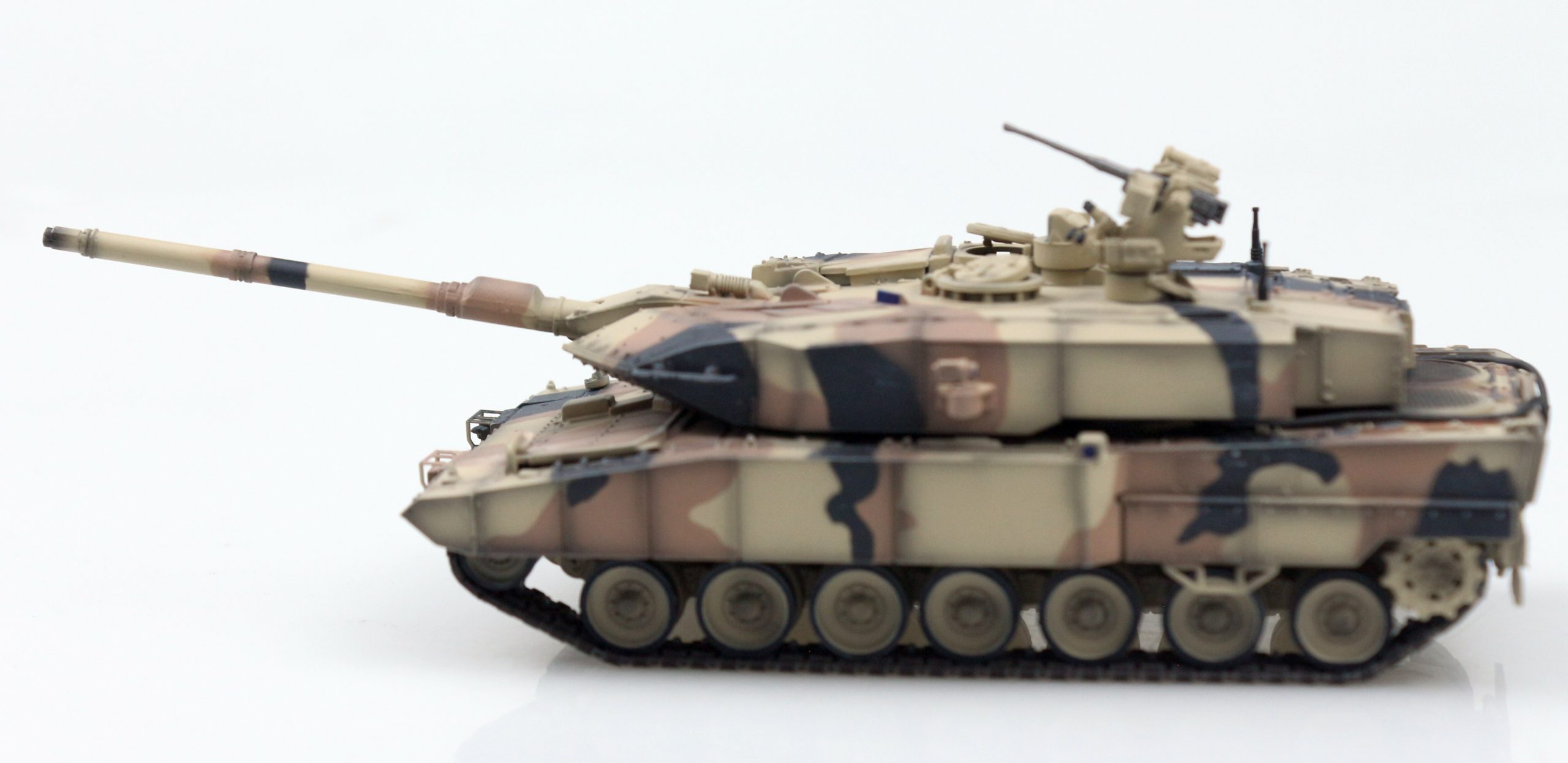 1 / 72 German 2a7 main battle tank Desert camouflage Finished combat vehicle model