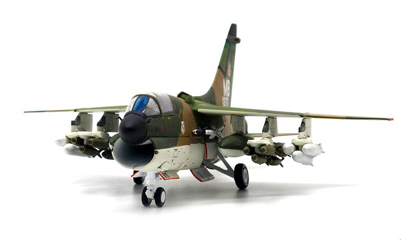Fine 1 / 72 USAF a-7d fighter Vietnam war Alloy collection model With display bracket Fine 1 / 72 USAF a-7d fighter Vietnam war Alloy collection model With display bracket