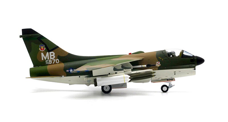 Fine 1 / 72 USAF a-7d fighter Vietnam war Alloy collection model With display bracket Fine 1 / 72 USAF a-7d fighter Vietnam war Alloy collection model With display bracket