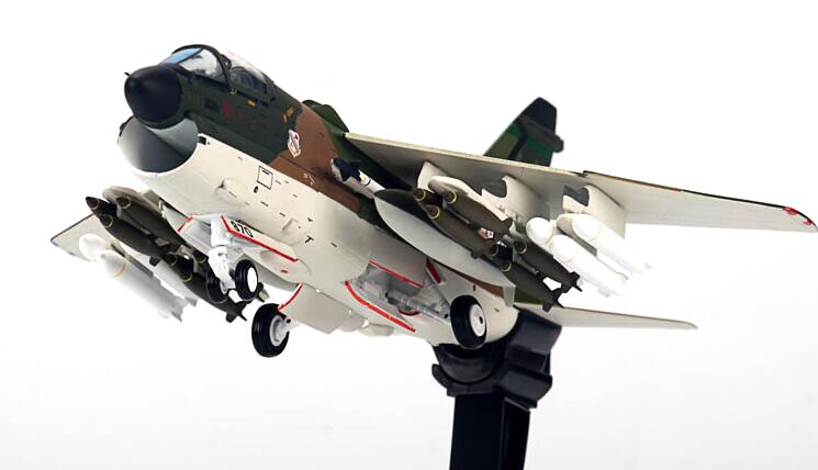 Fine 1 / 72 USAF a-7d fighter Vietnam war Alloy collection model With display bracket Fine 1 / 72 USAF a-7d fighter Vietnam war Alloy collection model With display bracket