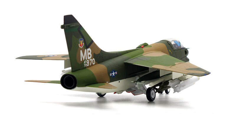 Fine 1 / 72 USAF a-7d fighter Vietnam war Alloy collection model With display bracket Fine 1 / 72 USAF a-7d fighter Vietnam war Alloy collection model With display bracket