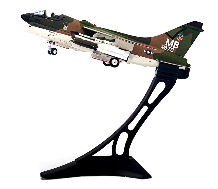 Fine 1 / 72 USAF a-7d fighter Vietnam war Alloy collection model With display bracket Fine 1 / 72 USAF a-7d fighter Vietnam war Alloy collection model With display bracket
