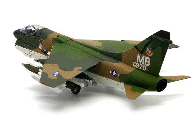 Fine 1 / 72 USAF a-7d fighter Vietnam war Alloy collection model With display bracket Fine 1 / 72 USAF a-7d fighter Vietnam war Alloy collection model With display bracket